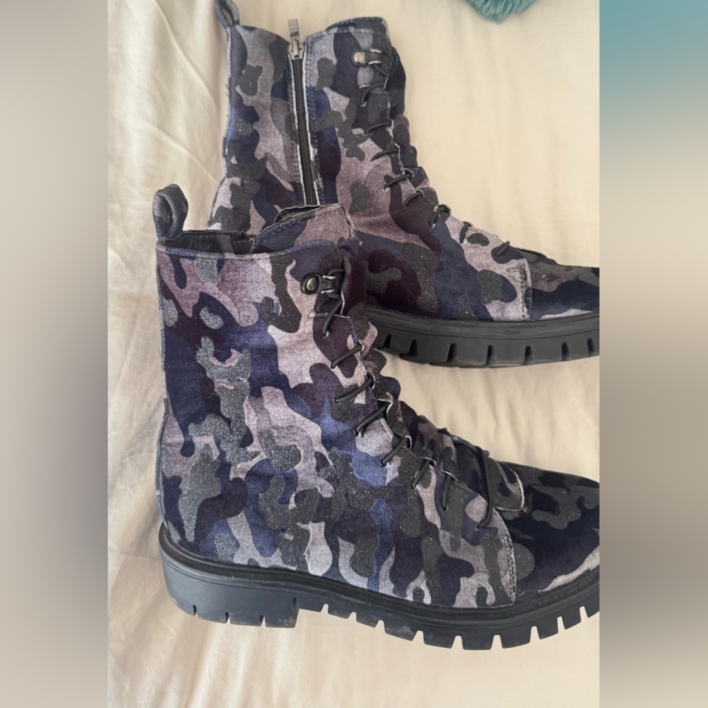Women's Camouflage Lace-Up Boots